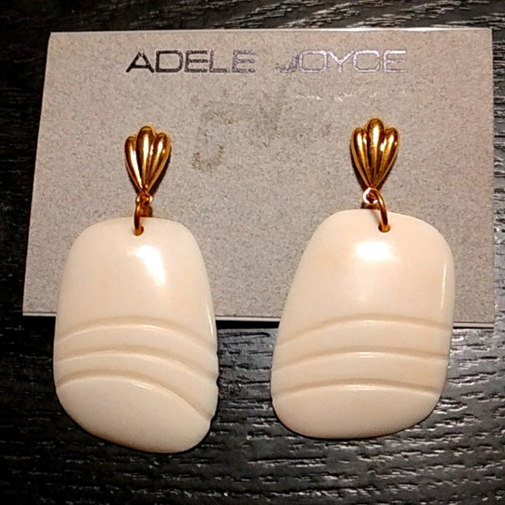 Classy carved white dangle with goldtone shell posts.
